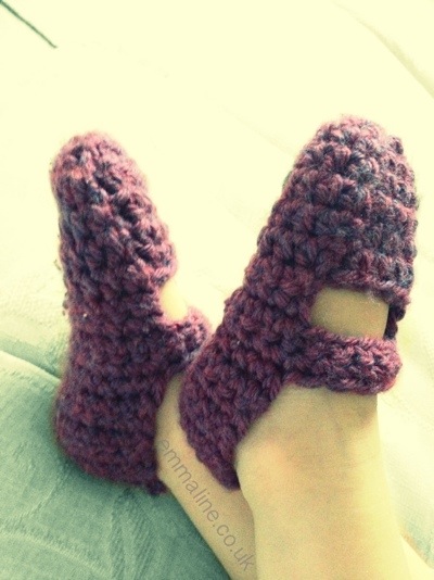 Crochet Mary Jane slippers by @twit_brit at Aeris Loves Amigurumi.